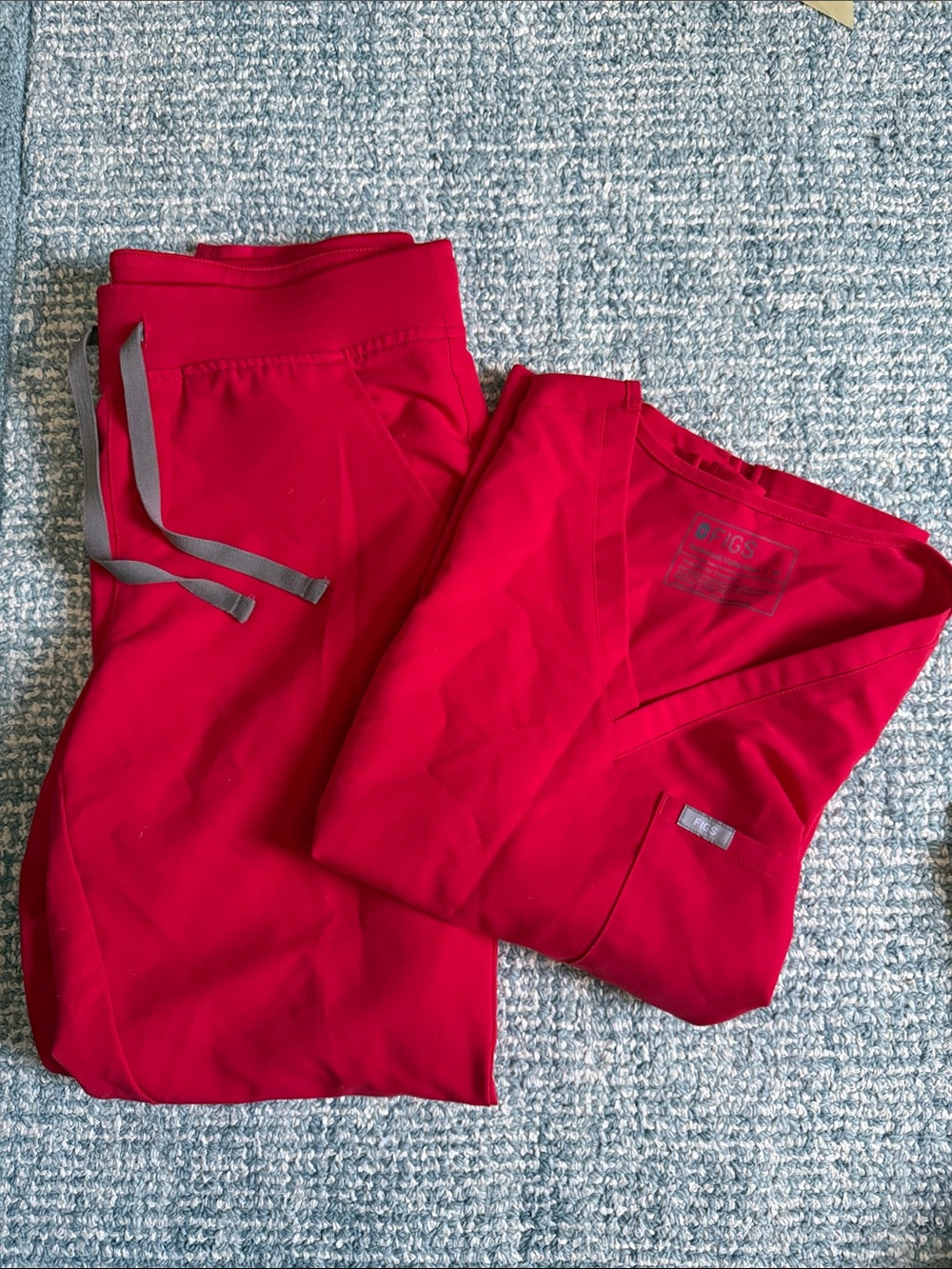 Wear Figs Scrubs PopRed Zamora Medium/Tall, Catarina One Pocket Medium